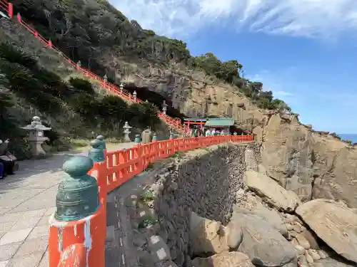 鵜戸神宮の{uncategorized: "未分類", other: "その他", undefined: "問題あり", building: "その他建物", grave: "お墓", sacred_gate: "鳥居", guardian: "狛犬", statue: "像", buddha: "仏像", history: "歴史", nature: "自然", garden: "庭園", animal: "動物", pagoda: "塔", temizu: "手水舎", mountain_gate: "山門・神門", sanctuary: "本殿・本堂", subordinate: "末社・摂社", art: "芸術", scenery: "景色", jizo: "地蔵", ema: "絵馬", goshuin: "御朱印", omikuji: "おみくじ", items: "授与品その他", amulet: "お守り", goshuincho: "御朱印帳", eats: "食事", festival: "お祭り", votive_dance: "神楽", shichigosan: "七五三参", wedding: "結婚式", experience: "体験その他", initially: "初詣", around: "周辺", anti_infection: "感染症対策"}