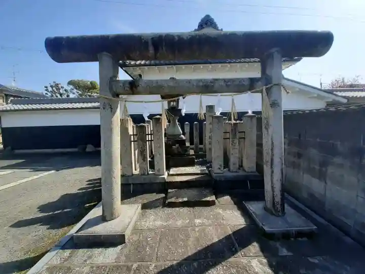 歴代天皇遥拝所の{uncategorized: "未分類", other: "その他", undefined: "問題あり", building: "その他建物", grave: "お墓", sacred_gate: "鳥居", guardian: "狛犬", statue: "像", buddha: "仏像", history: "歴史", nature: "自然", garden: "庭園", animal: "動物", pagoda: "塔", temizu: "手水舎", mountain_gate: "山門・神門", sanctuary: "本殿・本堂", subordinate: "末社・摂社", art: "芸術", scenery: "景色", jizo: "地蔵", ema: "絵馬", goshuin: "御朱印", omikuji: "おみくじ", items: "授与品その他", amulet: "お守り", goshuincho: "御朱印帳", eats: "食事", festival: "お祭り", votive_dance: "神楽", shichigosan: "七五三参", wedding: "結婚式", experience: "体験その他", initially: "初詣", around: "周辺", anti_infection: "感染症対策"}