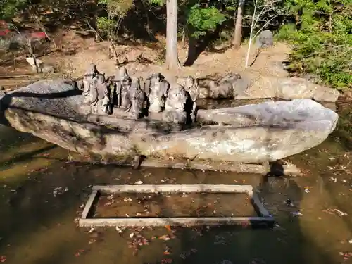 鶏足寺の庭園