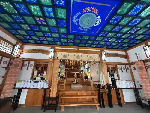 水堂須佐男神社の{uncategorized: "未分類", other: "その他", undefined: "問題あり", building: "その他建物", grave: "お墓", sacred_gate: "鳥居", guardian: "狛犬", statue: "像", buddha: "仏像", history: "歴史", nature: "自然", garden: "庭園", animal: "動物", pagoda: "塔", temizu: "手水舎", mountain_gate: "山門・神門", sanctuary: "本殿・本堂", subordinate: "末社・摂社", art: "芸術", scenery: "景色", jizo: "地蔵", ema: "絵馬", goshuin: "御朱印", omikuji: "おみくじ", items: "授与品その他", amulet: "お守り", goshuincho: "御朱印帳", eats: "食事", festival: "お祭り", votive_dance: "神楽", shichigosan: "七五三参", wedding: "結婚式", experience: "体験その他", initially: "初詣", around: "周辺", anti_infection: "感染症対策"}