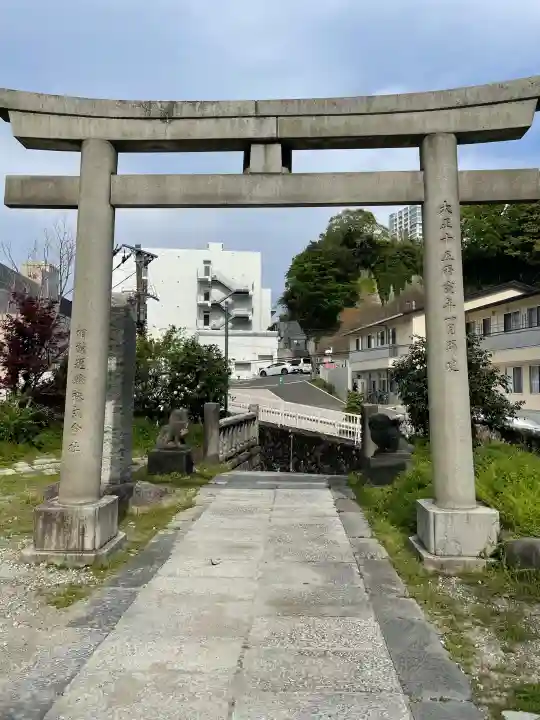 諏訪大神社の{uncategorized: "未分類", other: "その他", undefined: "問題あり", building: "その他建物", grave: "お墓", sacred_gate: "鳥居", guardian: "狛犬", statue: "像", buddha: "仏像", history: "歴史", nature: "自然", garden: "庭園", animal: "動物", pagoda: "塔", temizu: "手水舎", mountain_gate: "山門・神門", sanctuary: "本殿・本堂", subordinate: "末社・摂社", art: "芸術", scenery: "景色", jizo: "地蔵", ema: "絵馬", goshuin: "御朱印", omikuji: "おみくじ", items: "授与品その他", amulet: "お守り", goshuincho: "御朱印帳", eats: "食事", festival: "お祭り", votive_dance: "神楽", shichigosan: "七五三参", wedding: "結婚式", experience: "体験その他", initially: "初詣", around: "周辺", anti_infection: "感染症対策"}