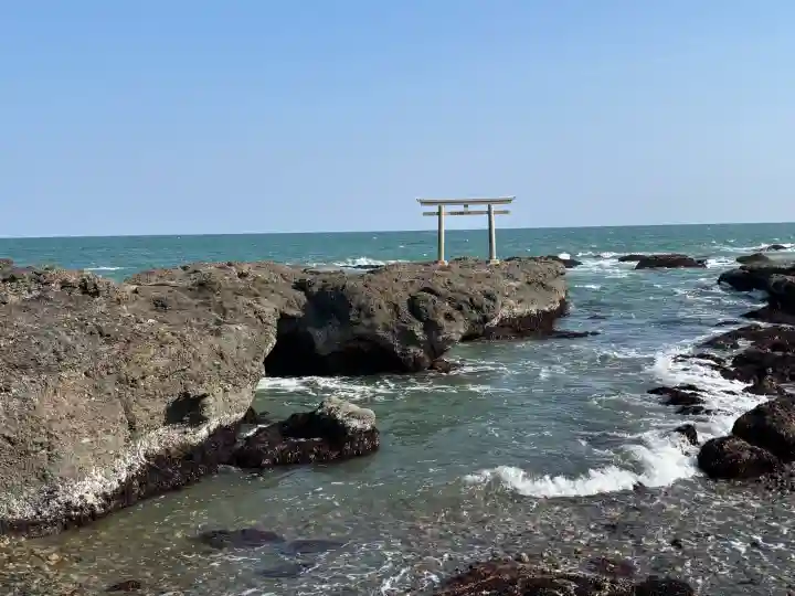 大洗磯前神社の{uncategorized: "未分類", other: "その他", undefined: "問題あり", building: "その他建物", grave: "お墓", sacred_gate: "鳥居", guardian: "狛犬", statue: "像", buddha: "仏像", history: "歴史", nature: "自然", garden: "庭園", animal: "動物", pagoda: "塔", temizu: "手水舎", mountain_gate: "山門・神門", sanctuary: "本殿・本堂", subordinate: "末社・摂社", art: "芸術", scenery: "景色", jizo: "地蔵", ema: "絵馬", goshuin: "御朱印", omikuji: "おみくじ", items: "授与品その他", amulet: "お守り", goshuincho: "御朱印帳", eats: "食事", festival: "お祭り", votive_dance: "神楽", shichigosan: "七五三参", wedding: "結婚式", experience: "体験その他", initially: "初詣", around: "周辺", anti_infection: "感染症対策"}