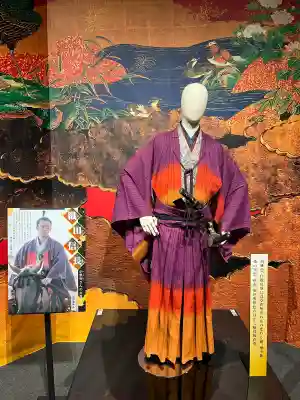 豊國神社の{uncategorized: "未分類", other: "その他", undefined: "問題あり", building: "その他建物", grave: "お墓", sacred_gate: "鳥居", guardian: "狛犬", statue: "像", buddha: "仏像", history: "歴史", nature: "自然", garden: "庭園", animal: "動物", pagoda: "塔", temizu: "手水舎", mountain_gate: "山門・神門", sanctuary: "本殿・本堂", subordinate: "末社・摂社", art: "芸術", scenery: "景色", jizo: "地蔵", ema: "絵馬", goshuin: "御朱印", omikuji: "おみくじ", items: "授与品その他", amulet: "お守り", goshuincho: "御朱印帳", eats: "食事", festival: "お祭り", votive_dance: "神楽", shichigosan: "七五三参", wedding: "結婚式", experience: "体験その他", initially: "初詣", around: "周辺", anti_infection: "感染症対策"}