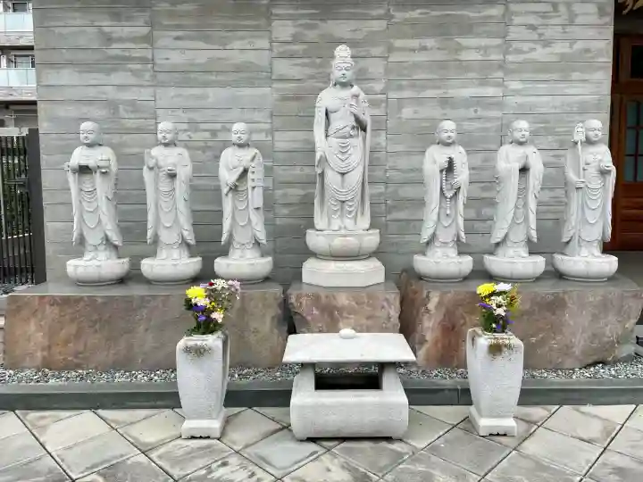 真弘寺の{uncategorized: "未分類", other: "その他", undefined: "問題あり", building: "その他建物", grave: "お墓", sacred_gate: "鳥居", guardian: "狛犬", statue: "像", buddha: "仏像", history: "歴史", nature: "自然", garden: "庭園", animal: "動物", pagoda: "塔", temizu: "手水舎", mountain_gate: "山門・神門", sanctuary: "本殿・本堂", subordinate: "末社・摂社", art: "芸術", scenery: "景色", jizo: "地蔵", ema: "絵馬", goshuin: "御朱印", omikuji: "おみくじ", items: "授与品その他", amulet: "お守り", goshuincho: "御朱印帳", eats: "食事", festival: "お祭り", votive_dance: "神楽", shichigosan: "七五三参", wedding: "結婚式", experience: "体験その他", initially: "初詣", around: "周辺", anti_infection: "感染症対策"}