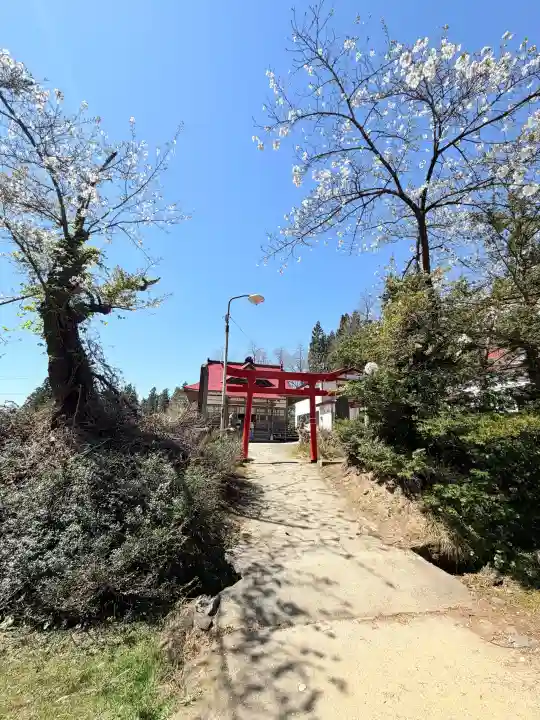 奥富士出雲神社の{uncategorized: "未分類", other: "その他", undefined: "問題あり", building: "その他建物", grave: "お墓", sacred_gate: "鳥居", guardian: "狛犬", statue: "像", buddha: "仏像", history: "歴史", nature: "自然", garden: "庭園", animal: "動物", pagoda: "塔", temizu: "手水舎", mountain_gate: "山門・神門", sanctuary: "本殿・本堂", subordinate: "末社・摂社", art: "芸術", scenery: "景色", jizo: "地蔵", ema: "絵馬", goshuin: "御朱印", omikuji: "おみくじ", items: "授与品その他", amulet: "お守り", goshuincho: "御朱印帳", eats: "食事", festival: "お祭り", votive_dance: "神楽", shichigosan: "七五三参", wedding: "結婚式", experience: "体験その他", initially: "初詣", around: "周辺", anti_infection: "感染症対策"}
