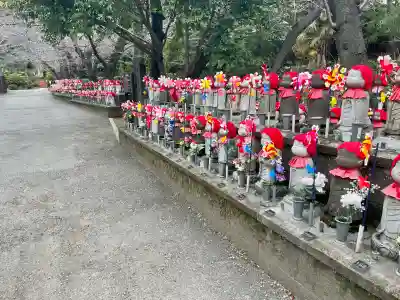 西向聖観世音菩薩の{uncategorized: "未分類", other: "その他", undefined: "問題あり", building: "その他建物", grave: "お墓", sacred_gate: "鳥居", guardian: "狛犬", statue: "像", buddha: "仏像", history: "歴史", nature: "自然", garden: "庭園", animal: "動物", pagoda: "塔", temizu: "手水舎", mountain_gate: "山門・神門", sanctuary: "本殿・本堂", subordinate: "末社・摂社", art: "芸術", scenery: "景色", jizo: "地蔵", ema: "絵馬", goshuin: "御朱印", omikuji: "おみくじ", items: "授与品その他", amulet: "お守り", goshuincho: "御朱印帳", eats: "食事", festival: "お祭り", votive_dance: "神楽", shichigosan: "七五三参", wedding: "結婚式", experience: "体験その他", initially: "初詣", around: "周辺", anti_infection: "感染症対策"}