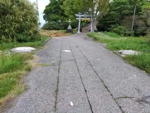 鰀目嶽神社の{uncategorized: "未分類", other: "その他", undefined: "問題あり", building: "その他建物", grave: "お墓", sacred_gate: "鳥居", guardian: "狛犬", statue: "像", buddha: "仏像", history: "歴史", nature: "自然", garden: "庭園", animal: "動物", pagoda: "塔", temizu: "手水舎", mountain_gate: "山門・神門", sanctuary: "本殿・本堂", subordinate: "末社・摂社", art: "芸術", scenery: "景色", jizo: "地蔵", ema: "絵馬", goshuin: "御朱印", omikuji: "おみくじ", items: "授与品その他", amulet: "お守り", goshuincho: "御朱印帳", eats: "食事", festival: "お祭り", votive_dance: "神楽", shichigosan: "七五三参", wedding: "結婚式", experience: "体験その他", initially: "初詣", around: "周辺", anti_infection: "感染症対策"}