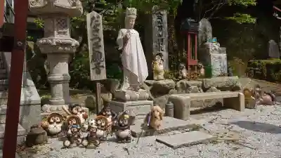 山王寺の{uncategorized: "未分類", other: "その他", undefined: "問題あり", building: "その他建物", grave: "お墓", sacred_gate: "鳥居", guardian: "狛犬", statue: "像", buddha: "仏像", history: "歴史", nature: "自然", garden: "庭園", animal: "動物", pagoda: "塔", temizu: "手水舎", mountain_gate: "山門・神門", sanctuary: "本殿・本堂", subordinate: "末社・摂社", art: "芸術", scenery: "景色", jizo: "地蔵", ema: "絵馬", goshuin: "御朱印", omikuji: "おみくじ", items: "授与品その他", amulet: "お守り", goshuincho: "御朱印帳", eats: "食事", festival: "お祭り", votive_dance: "神楽", shichigosan: "七五三参", wedding: "結婚式", experience: "体験その他", initially: "初詣", around: "周辺", anti_infection: "感染症対策"}
