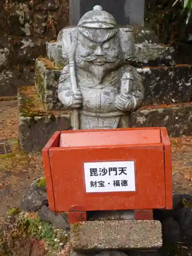 日光二荒山神社中宮祠の像