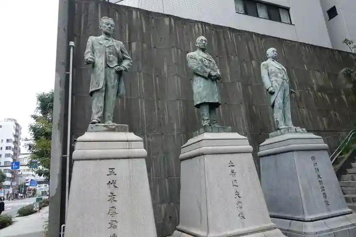 正一位若宮商工稲荷大明神の像