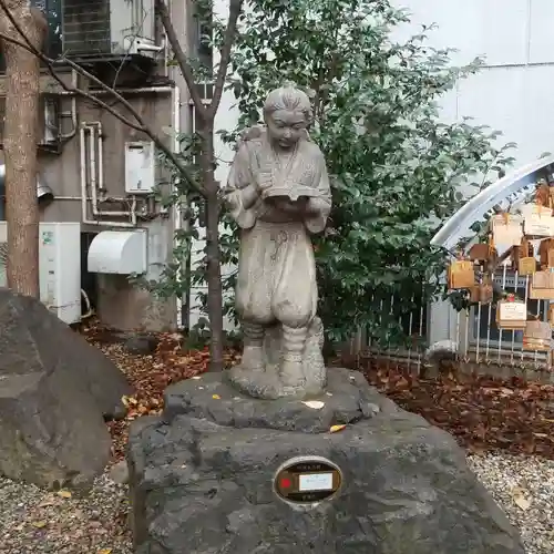 花園神社の像