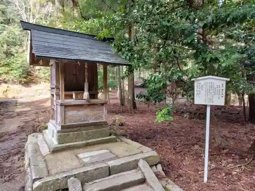 若狭彦神社（上社）の{uncategorized: "未分類", other: "その他", undefined: "問題あり", building: "その他建物", grave: "お墓", sacred_gate: "鳥居", guardian: "狛犬", statue: "像", buddha: "仏像", history: "歴史", nature: "自然", garden: "庭園", animal: "動物", pagoda: "塔", temizu: "手水舎", mountain_gate: "山門・神門", sanctuary: "本殿・本堂", subordinate: "末社・摂社", art: "芸術", scenery: "景色", jizo: "地蔵", ema: "絵馬", goshuin: "御朱印", omikuji: "おみくじ", items: "授与品その他", amulet: "お守り", goshuincho: "御朱印帳", eats: "食事", festival: "お祭り", votive_dance: "神楽", shichigosan: "七五三参", wedding: "結婚式", experience: "体験その他", initially: "初詣", around: "周辺", anti_infection: "感染症対策"}