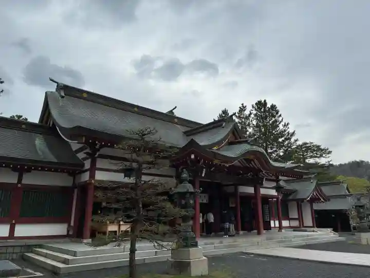 氣比神宮の{uncategorized: "未分類", other: "その他", undefined: "問題あり", building: "その他建物", grave: "お墓", sacred_gate: "鳥居", guardian: "狛犬", statue: "像", buddha: "仏像", history: "歴史", nature: "自然", garden: "庭園", animal: "動物", pagoda: "塔", temizu: "手水舎", mountain_gate: "山門・神門", sanctuary: "本殿・本堂", subordinate: "末社・摂社", art: "芸術", scenery: "景色", jizo: "地蔵", ema: "絵馬", goshuin: "御朱印", omikuji: "おみくじ", items: "授与品その他", amulet: "お守り", goshuincho: "御朱印帳", eats: "食事", festival: "お祭り", votive_dance: "神楽", shichigosan: "七五三参", wedding: "結婚式", experience: "体験その他", initially: "初詣", around: "周辺", anti_infection: "感染症対策"}