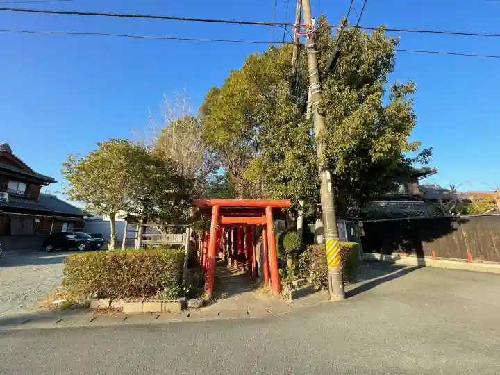 豊養稲荷神社の{uncategorized: "未分類", other: "その他", undefined: "問題あり", building: "その他建物", grave: "お墓", sacred_gate: "鳥居", guardian: "狛犬", statue: "像", buddha: "仏像", history: "歴史", nature: "自然", garden: "庭園", animal: "動物", pagoda: "塔", temizu: "手水舎", mountain_gate: "山門・神門", sanctuary: "本殿・本堂", subordinate: "末社・摂社", art: "芸術", scenery: "景色", jizo: "地蔵", ema: "絵馬", goshuin: "御朱印", omikuji: "おみくじ", items: "授与品その他", amulet: "お守り", goshuincho: "御朱印帳", eats: "食事", festival: "お祭り", votive_dance: "神楽", shichigosan: "七五三参", wedding: "結婚式", experience: "体験その他", initially: "初詣", around: "周辺", anti_infection: "感染症対策"}