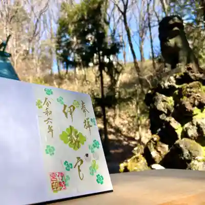 白色の特別な和紙にクローバーをあしらい奉製致しました🍀