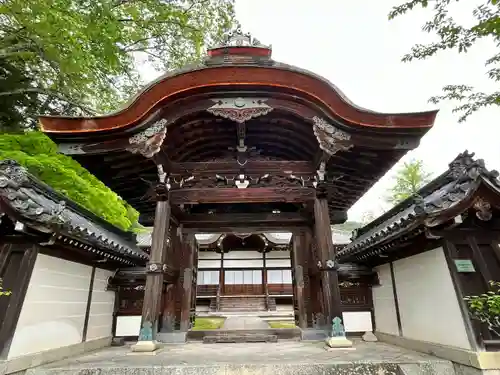 西教寺の山門