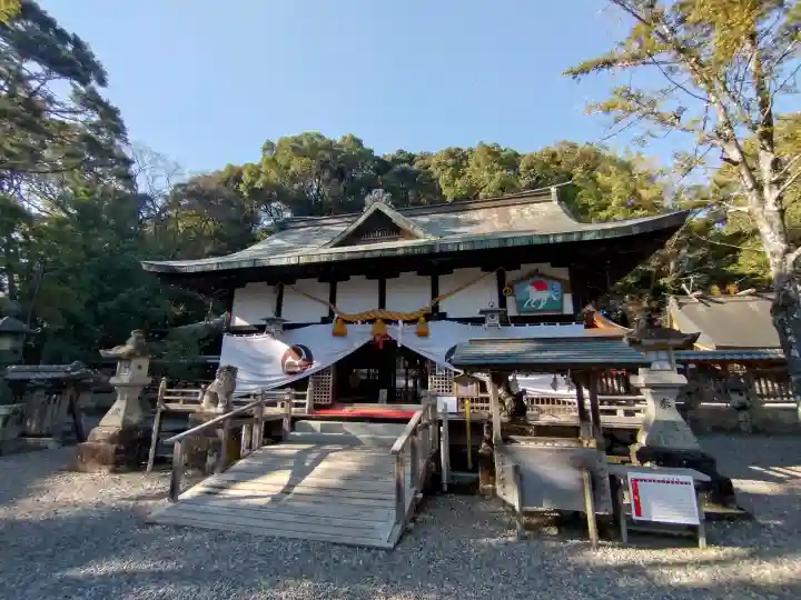 闘鶏神社の{uncategorized: "未分類", other: "その他", undefined: "問題あり", building: "その他建物", grave: "お墓", sacred_gate: "鳥居", guardian: "狛犬", statue: "像", buddha: "仏像", history: "歴史", nature: "自然", garden: "庭園", animal: "動物", pagoda: "塔", temizu: "手水舎", mountain_gate: "山門・神門", sanctuary: "本殿・本堂", subordinate: "末社・摂社", art: "芸術", scenery: "景色", jizo: "地蔵", ema: "絵馬", goshuin: "御朱印", omikuji: "おみくじ", items: "授与品その他", amulet: "お守り", goshuincho: "御朱印帳", eats: "食事", festival: "お祭り", votive_dance: "神楽", shichigosan: "七五三参", wedding: "結婚式", experience: "体験その他", initially: "初詣", around: "周辺", anti_infection: "感染症対策"}