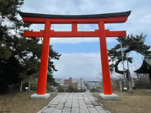 函館護國神社の{uncategorized: "未分類", other: "その他", undefined: "問題あり", building: "その他建物", grave: "お墓", sacred_gate: "鳥居", guardian: "狛犬", statue: "像", buddha: "仏像", history: "歴史", nature: "自然", garden: "庭園", animal: "動物", pagoda: "塔", temizu: "手水舎", mountain_gate: "山門・神門", sanctuary: "本殿・本堂", subordinate: "末社・摂社", art: "芸術", scenery: "景色", jizo: "地蔵", ema: "絵馬", goshuin: "御朱印", omikuji: "おみくじ", items: "授与品その他", amulet: "お守り", goshuincho: "御朱印帳", eats: "食事", festival: "お祭り", votive_dance: "神楽", shichigosan: "七五三参", wedding: "結婚式", experience: "体験その他", initially: "初詣", around: "周辺", anti_infection: "感染症対策"}