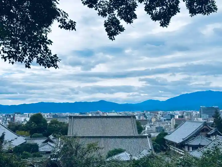 知恩院の{uncategorized: "未分類", other: "その他", undefined: "問題あり", building: "その他建物", grave: "お墓", sacred_gate: "鳥居", guardian: "狛犬", statue: "像", buddha: "仏像", history: "歴史", nature: "自然", garden: "庭園", animal: "動物", pagoda: "塔", temizu: "手水舎", mountain_gate: "山門・神門", sanctuary: "本殿・本堂", subordinate: "末社・摂社", art: "芸術", scenery: "景色", jizo: "地蔵", ema: "絵馬", goshuin: "御朱印", omikuji: "おみくじ", items: "授与品その他", amulet: "お守り", goshuincho: "御朱印帳", eats: "食事", festival: "お祭り", votive_dance: "神楽", shichigosan: "七五三参", wedding: "結婚式", experience: "体験その他", initially: "初詣", around: "周辺", anti_infection: "感染症対策"}