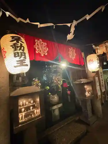 法善寺の{uncategorized: "未分類", other: "その他", undefined: "問題あり", building: "その他建物", grave: "お墓", sacred_gate: "鳥居", guardian: "狛犬", statue: "像", buddha: "仏像", history: "歴史", nature: "自然", garden: "庭園", animal: "動物", pagoda: "塔", temizu: "手水舎", mountain_gate: "山門・神門", sanctuary: "本殿・本堂", subordinate: "末社・摂社", art: "芸術", scenery: "景色", jizo: "地蔵", ema: "絵馬", goshuin: "御朱印", omikuji: "おみくじ", items: "授与品その他", amulet: "お守り", goshuincho: "御朱印帳", eats: "食事", festival: "お祭り", votive_dance: "神楽", shichigosan: "七五三参", wedding: "結婚式", experience: "体験その他", initially: "初詣", around: "周辺", anti_infection: "感染症対策"}