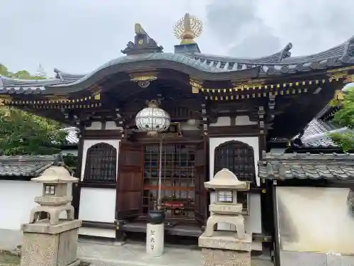 矢田寺大門坊の{uncategorized: "未分類", other: "その他", undefined: "問題あり", building: "その他建物", grave: "お墓", sacred_gate: "鳥居", guardian: "狛犬", statue: "像", buddha: "仏像", history: "歴史", nature: "自然", garden: "庭園", animal: "動物", pagoda: "塔", temizu: "手水舎", mountain_gate: "山門・神門", sanctuary: "本殿・本堂", subordinate: "末社・摂社", art: "芸術", scenery: "景色", jizo: "地蔵", ema: "絵馬", goshuin: "御朱印", omikuji: "おみくじ", items: "授与品その他", amulet: "お守り", goshuincho: "御朱印帳", eats: "食事", festival: "お祭り", votive_dance: "神楽", shichigosan: "七五三参", wedding: "結婚式", experience: "体験その他", initially: "初詣", around: "周辺", anti_infection: "感染症対策"}