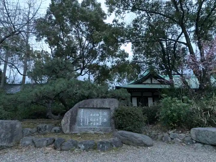 豊國神社の{uncategorized: "未分類", other: "その他", undefined: "問題あり", building: "その他建物", grave: "お墓", sacred_gate: "鳥居", guardian: "狛犬", statue: "像", buddha: "仏像", history: "歴史", nature: "自然", garden: "庭園", animal: "動物", pagoda: "塔", temizu: "手水舎", mountain_gate: "山門・神門", sanctuary: "本殿・本堂", subordinate: "末社・摂社", art: "芸術", scenery: "景色", jizo: "地蔵", ema: "絵馬", goshuin: "御朱印", omikuji: "おみくじ", items: "授与品その他", amulet: "お守り", goshuincho: "御朱印帳", eats: "食事", festival: "お祭り", votive_dance: "神楽", shichigosan: "七五三参", wedding: "結婚式", experience: "体験その他", initially: "初詣", around: "周辺", anti_infection: "感染症対策"}