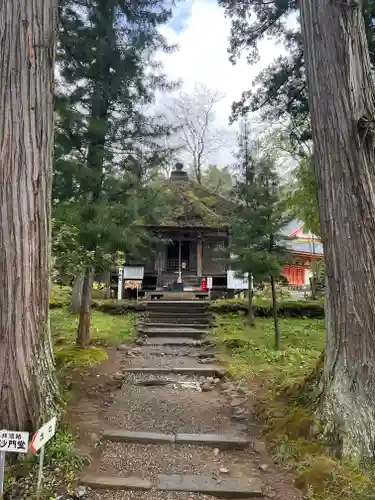 達谷西光寺の本殿