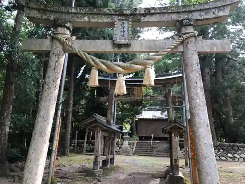 新鞍神社の鳥居