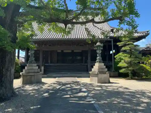 本伝寺の{uncategorized: "未分類", other: "その他", undefined: "問題あり", building: "その他建物", grave: "お墓", sacred_gate: "鳥居", guardian: "狛犬", statue: "像", buddha: "仏像", history: "歴史", nature: "自然", garden: "庭園", animal: "動物", pagoda: "塔", temizu: "手水舎", mountain_gate: "山門・神門", sanctuary: "本殿・本堂", subordinate: "末社・摂社", art: "芸術", scenery: "景色", jizo: "地蔵", ema: "絵馬", goshuin: "御朱印", omikuji: "おみくじ", items: "授与品その他", amulet: "お守り", goshuincho: "御朱印帳", eats: "食事", festival: "お祭り", votive_dance: "神楽", shichigosan: "七五三参", wedding: "結婚式", experience: "体験その他", initially: "初詣", around: "周辺", anti_infection: "感染症対策"}