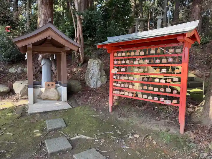 劒神社の{uncategorized: "未分類", other: "その他", undefined: "問題あり", building: "その他建物", grave: "お墓", sacred_gate: "鳥居", guardian: "狛犬", statue: "像", buddha: "仏像", history: "歴史", nature: "自然", garden: "庭園", animal: "動物", pagoda: "塔", temizu: "手水舎", mountain_gate: "山門・神門", sanctuary: "本殿・本堂", subordinate: "末社・摂社", art: "芸術", scenery: "景色", jizo: "地蔵", ema: "絵馬", goshuin: "御朱印", omikuji: "おみくじ", items: "授与品その他", amulet: "お守り", goshuincho: "御朱印帳", eats: "食事", festival: "お祭り", votive_dance: "神楽", shichigosan: "七五三参", wedding: "結婚式", experience: "体験その他", initially: "初詣", around: "周辺", anti_infection: "感染症対策"}
