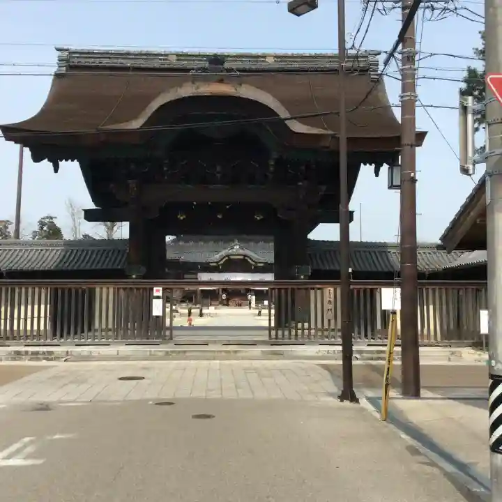 本山専修寺の{uncategorized: "未分類", other: "その他", undefined: "問題あり", building: "その他建物", grave: "お墓", sacred_gate: "鳥居", guardian: "狛犬", statue: "像", buddha: "仏像", history: "歴史", nature: "自然", garden: "庭園", animal: "動物", pagoda: "塔", temizu: "手水舎", mountain_gate: "山門・神門", sanctuary: "本殿・本堂", subordinate: "末社・摂社", art: "芸術", scenery: "景色", jizo: "地蔵", ema: "絵馬", goshuin: "御朱印", omikuji: "おみくじ", items: "授与品その他", amulet: "お守り", goshuincho: "御朱印帳", eats: "食事", festival: "お祭り", votive_dance: "神楽", shichigosan: "七五三参", wedding: "結婚式", experience: "体験その他", initially: "初詣", around: "周辺", anti_infection: "感染症対策"}