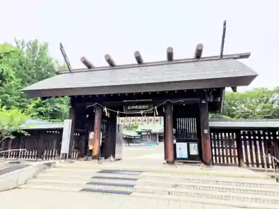 札幌護國神社の山門・神門