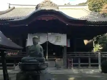 椎尾山薬王院の本殿・本堂