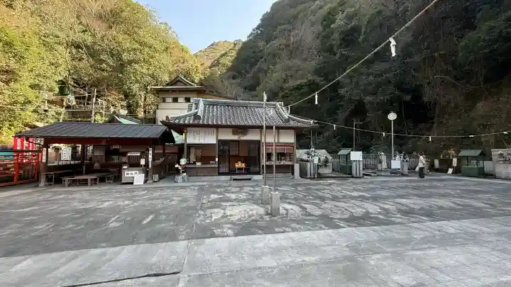 大本山七宝瀧寺の{uncategorized: "未分類", other: "その他", undefined: "問題あり", building: "その他建物", grave: "お墓", sacred_gate: "鳥居", guardian: "狛犬", statue: "像", buddha: "仏像", history: "歴史", nature: "自然", garden: "庭園", animal: "動物", pagoda: "塔", temizu: "手水舎", mountain_gate: "山門・神門", sanctuary: "本殿・本堂", subordinate: "末社・摂社", art: "芸術", scenery: "景色", jizo: "地蔵", ema: "絵馬", goshuin: "御朱印", omikuji: "おみくじ", items: "授与品その他", amulet: "お守り", goshuincho: "御朱印帳", eats: "食事", festival: "お祭り", votive_dance: "神楽", shichigosan: "七五三参", wedding: "結婚式", experience: "体験その他", initially: "初詣", around: "周辺", anti_infection: "感染症対策"}