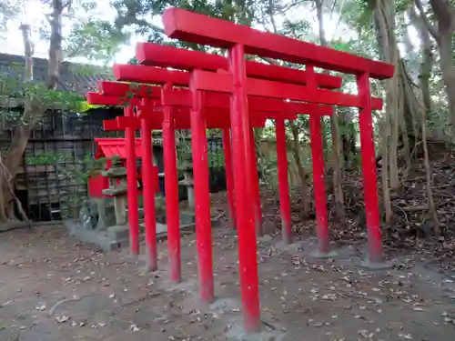 朝日稲荷大明神の鳥居