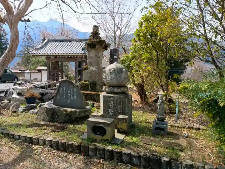 阿弥陀寺の{uncategorized: "未分類", other: "その他", undefined: "問題あり", building: "その他建物", grave: "お墓", sacred_gate: "鳥居", guardian: "狛犬", statue: "像", buddha: "仏像", history: "歴史", nature: "自然", garden: "庭園", animal: "動物", pagoda: "塔", temizu: "手水舎", mountain_gate: "山門・神門", sanctuary: "本殿・本堂", subordinate: "末社・摂社", art: "芸術", scenery: "景色", jizo: "地蔵", ema: "絵馬", goshuin: "御朱印", omikuji: "おみくじ", items: "授与品その他", amulet: "お守り", goshuincho: "御朱印帳", eats: "食事", festival: "お祭り", votive_dance: "神楽", shichigosan: "七五三参", wedding: "結婚式", experience: "体験その他", initially: "初詣", around: "周辺", anti_infection: "感染症対策"}