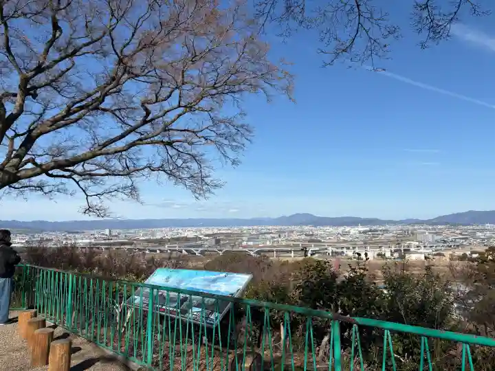 石清水八幡宮の{uncategorized: "未分類", other: "その他", undefined: "問題あり", building: "その他建物", grave: "お墓", sacred_gate: "鳥居", guardian: "狛犬", statue: "像", buddha: "仏像", history: "歴史", nature: "自然", garden: "庭園", animal: "動物", pagoda: "塔", temizu: "手水舎", mountain_gate: "山門・神門", sanctuary: "本殿・本堂", subordinate: "末社・摂社", art: "芸術", scenery: "景色", jizo: "地蔵", ema: "絵馬", goshuin: "御朱印", omikuji: "おみくじ", items: "授与品その他", amulet: "お守り", goshuincho: "御朱印帳", eats: "食事", festival: "お祭り", votive_dance: "神楽", shichigosan: "七五三参", wedding: "結婚式", experience: "体験その他", initially: "初詣", around: "周辺", anti_infection: "感染症対策"}