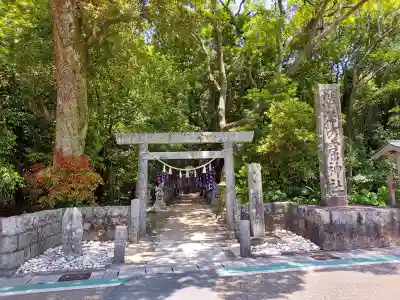 花窟神社の{uncategorized: "未分類", other: "その他", undefined: "問題あり", building: "その他建物", grave: "お墓", sacred_gate: "鳥居", guardian: "狛犬", statue: "像", buddha: "仏像", history: "歴史", nature: "自然", garden: "庭園", animal: "動物", pagoda: "塔", temizu: "手水舎", mountain_gate: "山門・神門", sanctuary: "本殿・本堂", subordinate: "末社・摂社", art: "芸術", scenery: "景色", jizo: "地蔵", ema: "絵馬", goshuin: "御朱印", omikuji: "おみくじ", items: "授与品その他", amulet: "お守り", goshuincho: "御朱印帳", eats: "食事", festival: "お祭り", votive_dance: "神楽", shichigosan: "七五三参", wedding: "結婚式", experience: "体験その他", initially: "初詣", around: "周辺", anti_infection: "感染症対策"}