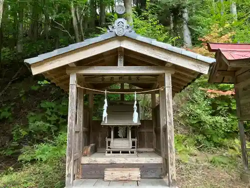 麻績神明宮の末社・摂社