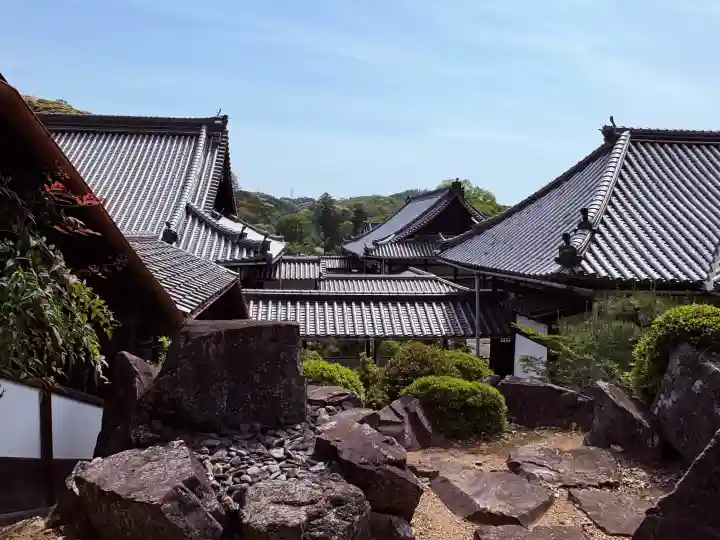興聖寺(興聖寶林禅寺)の{uncategorized: "未分類", other: "その他", undefined: "問題あり", building: "その他建物", grave: "お墓", sacred_gate: "鳥居", guardian: "狛犬", statue: "像", buddha: "仏像", history: "歴史", nature: "自然", garden: "庭園", animal: "動物", pagoda: "塔", temizu: "手水舎", mountain_gate: "山門・神門", sanctuary: "本殿・本堂", subordinate: "末社・摂社", art: "芸術", scenery: "景色", jizo: "地蔵", ema: "絵馬", goshuin: "御朱印", omikuji: "おみくじ", items: "授与品その他", amulet: "お守り", goshuincho: "御朱印帳", eats: "食事", festival: "お祭り", votive_dance: "神楽", shichigosan: "七五三参", wedding: "結婚式", experience: "体験その他", initially: "初詣", around: "周辺", anti_infection: "感染症対策"}
