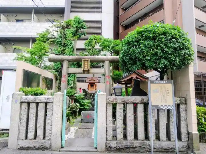 三峰神社の{uncategorized: "未分類", other: "その他", undefined: "問題あり", building: "その他建物", grave: "お墓", sacred_gate: "鳥居", guardian: "狛犬", statue: "像", buddha: "仏像", history: "歴史", nature: "自然", garden: "庭園", animal: "動物", pagoda: "塔", temizu: "手水舎", mountain_gate: "山門・神門", sanctuary: "本殿・本堂", subordinate: "末社・摂社", art: "芸術", scenery: "景色", jizo: "地蔵", ema: "絵馬", goshuin: "御朱印", omikuji: "おみくじ", items: "授与品その他", amulet: "お守り", goshuincho: "御朱印帳", eats: "食事", festival: "お祭り", votive_dance: "神楽", shichigosan: "七五三参", wedding: "結婚式", experience: "体験その他", initially: "初詣", around: "周辺", anti_infection: "感染症対策"}