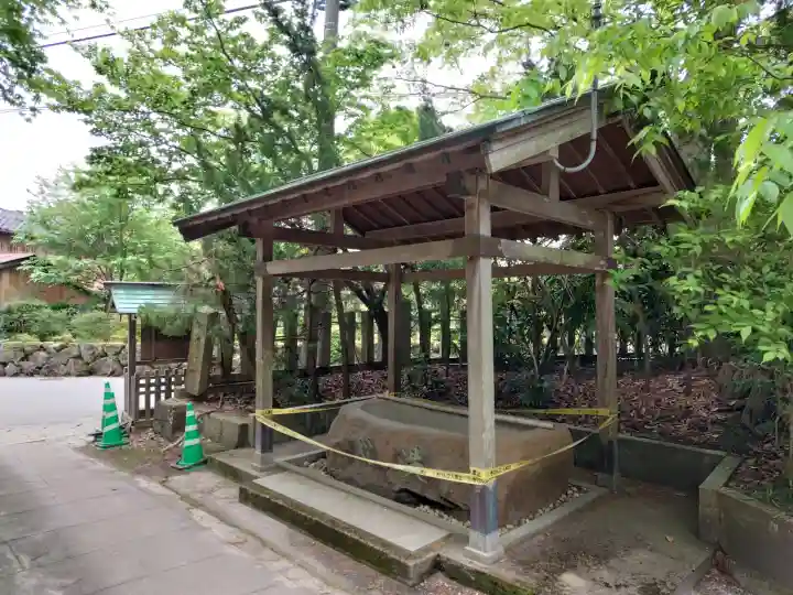能登生国玉比古神社の{uncategorized: "未分類", other: "その他", undefined: "問題あり", building: "その他建物", grave: "お墓", sacred_gate: "鳥居", guardian: "狛犬", statue: "像", buddha: "仏像", history: "歴史", nature: "自然", garden: "庭園", animal: "動物", pagoda: "塔", temizu: "手水舎", mountain_gate: "山門・神門", sanctuary: "本殿・本堂", subordinate: "末社・摂社", art: "芸術", scenery: "景色", jizo: "地蔵", ema: "絵馬", goshuin: "御朱印", omikuji: "おみくじ", items: "授与品その他", amulet: "お守り", goshuincho: "御朱印帳", eats: "食事", festival: "お祭り", votive_dance: "神楽", shichigosan: "七五三参", wedding: "結婚式", experience: "体験その他", initially: "初詣", around: "周辺", anti_infection: "感染症対策"}