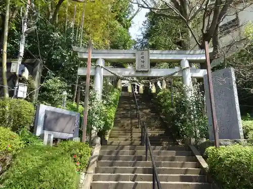 座間神社の鳥居