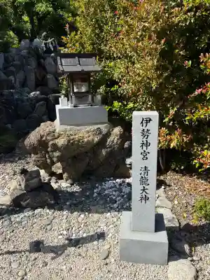 玉三稲荷神社の{uncategorized: "未分類", other: "その他", undefined: "問題あり", building: "その他建物", grave: "お墓", sacred_gate: "鳥居", guardian: "狛犬", statue: "像", buddha: "仏像", history: "歴史", nature: "自然", garden: "庭園", animal: "動物", pagoda: "塔", temizu: "手水舎", mountain_gate: "山門・神門", sanctuary: "本殿・本堂", subordinate: "末社・摂社", art: "芸術", scenery: "景色", jizo: "地蔵", ema: "絵馬", goshuin: "御朱印", omikuji: "おみくじ", items: "授与品その他", amulet: "お守り", goshuincho: "御朱印帳", eats: "食事", festival: "お祭り", votive_dance: "神楽", shichigosan: "七五三参", wedding: "結婚式", experience: "体験その他", initially: "初詣", around: "周辺", anti_infection: "感染症対策"}