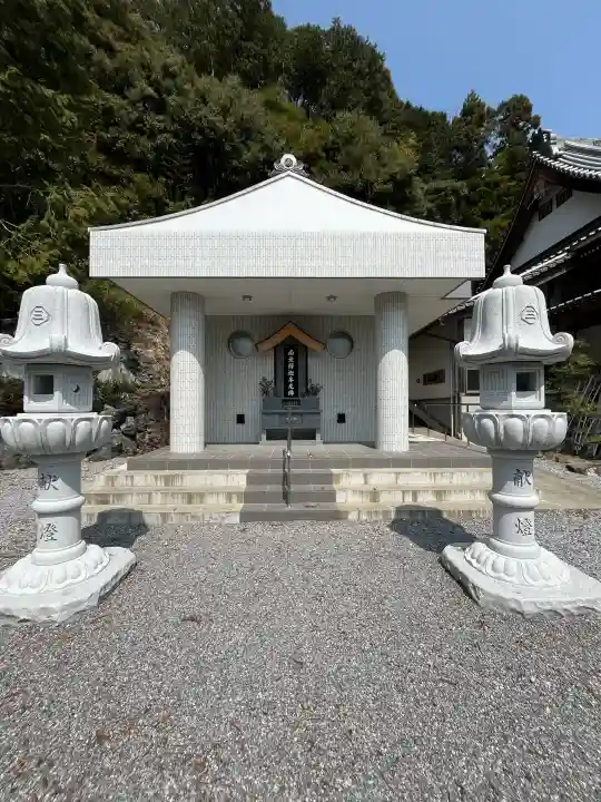 月桂院の{uncategorized: "未分類", other: "その他", undefined: "問題あり", building: "その他建物", grave: "お墓", sacred_gate: "鳥居", guardian: "狛犬", statue: "像", buddha: "仏像", history: "歴史", nature: "自然", garden: "庭園", animal: "動物", pagoda: "塔", temizu: "手水舎", mountain_gate: "山門・神門", sanctuary: "本殿・本堂", subordinate: "末社・摂社", art: "芸術", scenery: "景色", jizo: "地蔵", ema: "絵馬", goshuin: "御朱印", omikuji: "おみくじ", items: "授与品その他", amulet: "お守り", goshuincho: "御朱印帳", eats: "食事", festival: "お祭り", votive_dance: "神楽", shichigosan: "七五三参", wedding: "結婚式", experience: "体験その他", initially: "初詣", around: "周辺", anti_infection: "感染症対策"}