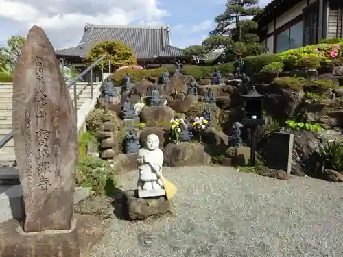 宝帒寺の像