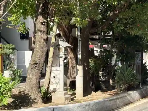 楠木大神の{uncategorized: "未分類", other: "その他", undefined: "問題あり", building: "その他建物", grave: "お墓", sacred_gate: "鳥居", guardian: "狛犬", statue: "像", buddha: "仏像", history: "歴史", nature: "自然", garden: "庭園", animal: "動物", pagoda: "塔", temizu: "手水舎", mountain_gate: "山門・神門", sanctuary: "本殿・本堂", subordinate: "末社・摂社", art: "芸術", scenery: "景色", jizo: "地蔵", ema: "絵馬", goshuin: "御朱印", omikuji: "おみくじ", items: "授与品その他", amulet: "お守り", goshuincho: "御朱印帳", eats: "食事", festival: "お祭り", votive_dance: "神楽", shichigosan: "七五三参", wedding: "結婚式", experience: "体験その他", initially: "初詣", around: "周辺", anti_infection: "感染症対策"}