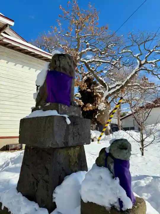 七重浜稲荷神社の{uncategorized: "未分類", other: "その他", undefined: "問題あり", building: "その他建物", grave: "お墓", sacred_gate: "鳥居", guardian: "狛犬", statue: "像", buddha: "仏像", history: "歴史", nature: "自然", garden: "庭園", animal: "動物", pagoda: "塔", temizu: "手水舎", mountain_gate: "山門・神門", sanctuary: "本殿・本堂", subordinate: "末社・摂社", art: "芸術", scenery: "景色", jizo: "地蔵", ema: "絵馬", goshuin: "御朱印", omikuji: "おみくじ", items: "授与品その他", amulet: "お守り", goshuincho: "御朱印帳", eats: "食事", festival: "お祭り", votive_dance: "神楽", shichigosan: "七五三参", wedding: "結婚式", experience: "体験その他", initially: "初詣", around: "周辺", anti_infection: "感染症対策"}