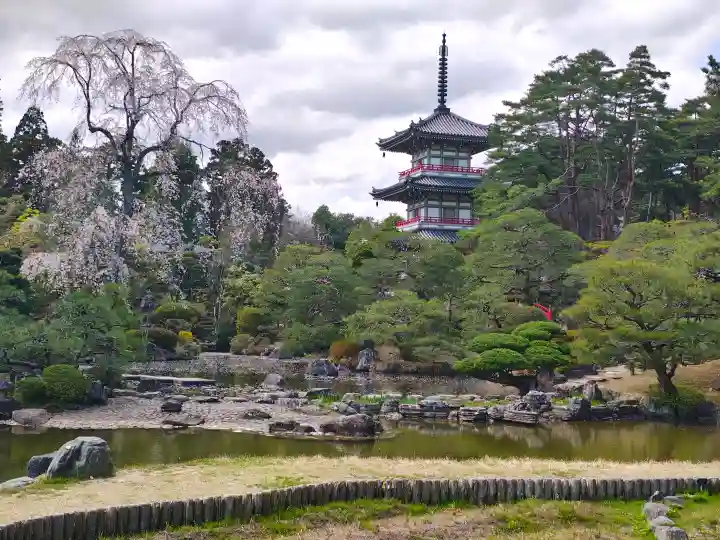 輪王寺の{uncategorized: "未分類", other: "その他", undefined: "問題あり", building: "その他建物", grave: "お墓", sacred_gate: "鳥居", guardian: "狛犬", statue: "像", buddha: "仏像", history: "歴史", nature: "自然", garden: "庭園", animal: "動物", pagoda: "塔", temizu: "手水舎", mountain_gate: "山門・神門", sanctuary: "本殿・本堂", subordinate: "末社・摂社", art: "芸術", scenery: "景色", jizo: "地蔵", ema: "絵馬", goshuin: "御朱印", omikuji: "おみくじ", items: "授与品その他", amulet: "お守り", goshuincho: "御朱印帳", eats: "食事", festival: "お祭り", votive_dance: "神楽", shichigosan: "七五三参", wedding: "結婚式", experience: "体験その他", initially: "初詣", around: "周辺", anti_infection: "感染症対策"}
