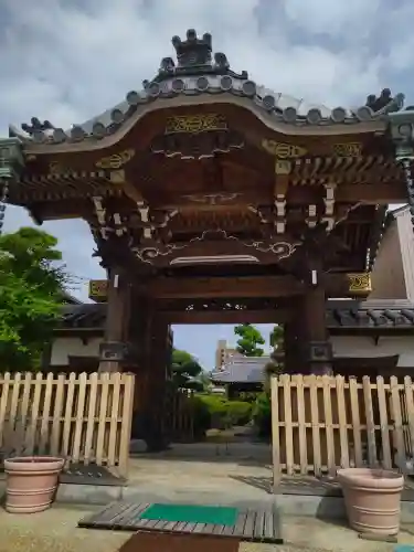 常念寺の山門